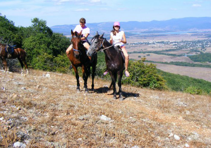 Конные прогулки для всей семьи в горах Крыма